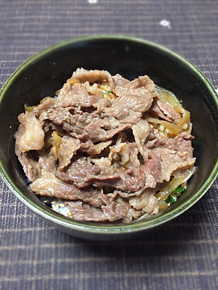 特製牛丼  お肉の下にじゃことアミエビの甘辛山椒炒めが入ってます🎵|tachiさん