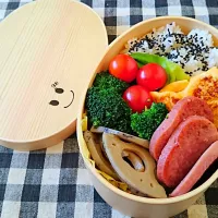 Snapdishの料理写真:ダイエット弁当✨はちみつ入玉子焼きが気に入りました🎵しっかり温野菜で上げ底してます😁|keikoさん