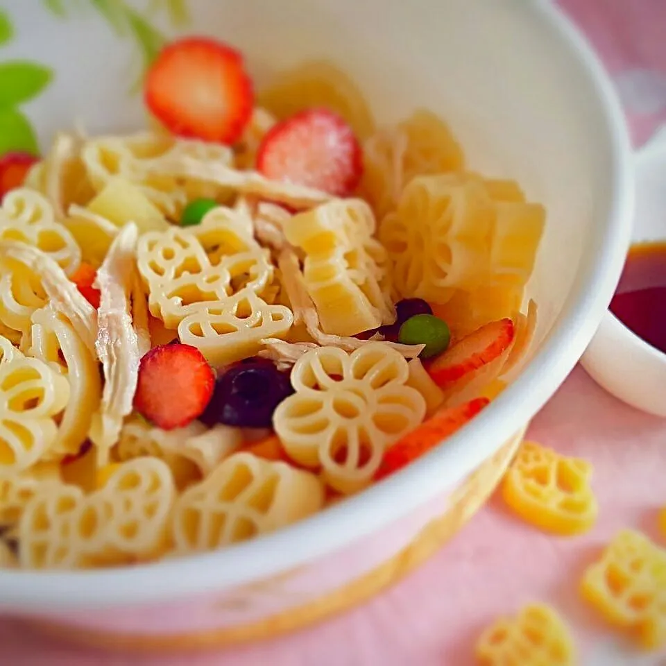 healthy Wednesday!  chicken, fruits with bio organic hello kitty pasta, freshly chopped homegrown sweet basil n own blend of honey soy|Chua Jeanさん