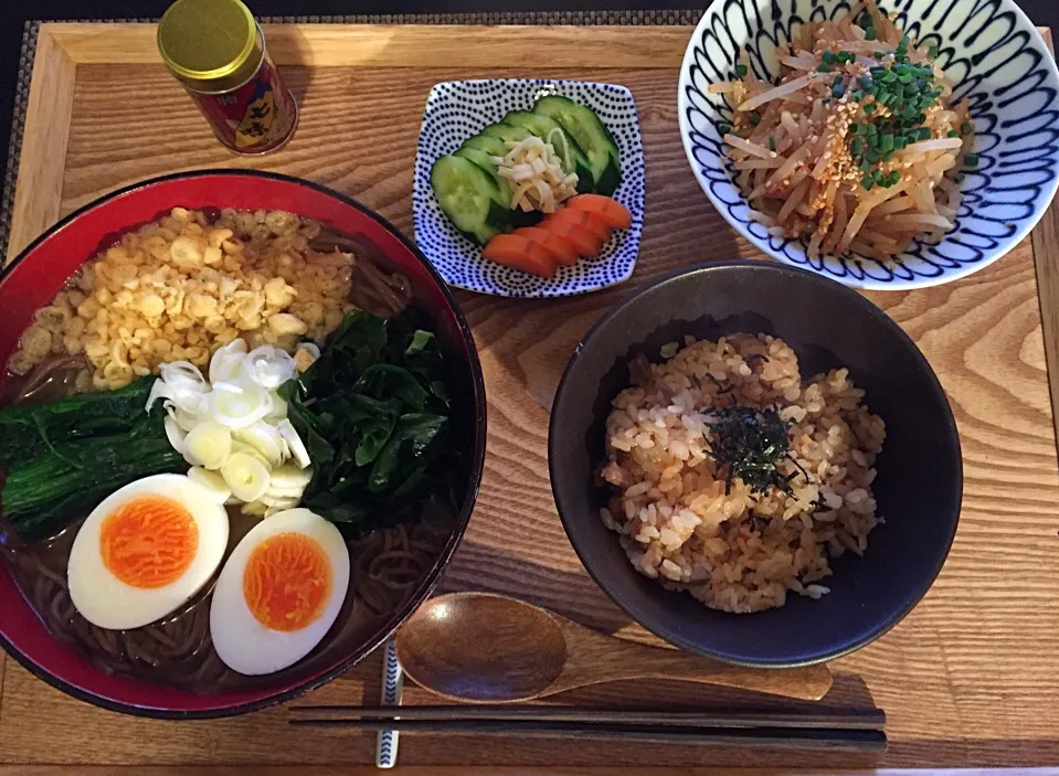 Snapdishの料理写真:豚と白菜の温蕎麦
鶏と牛蒡の炊き込みごはん  冷凍ストック
もやしのナムル
浅漬け

頂いた宗田節で美味しいお出汁で
温蕎麦|ayumiさん