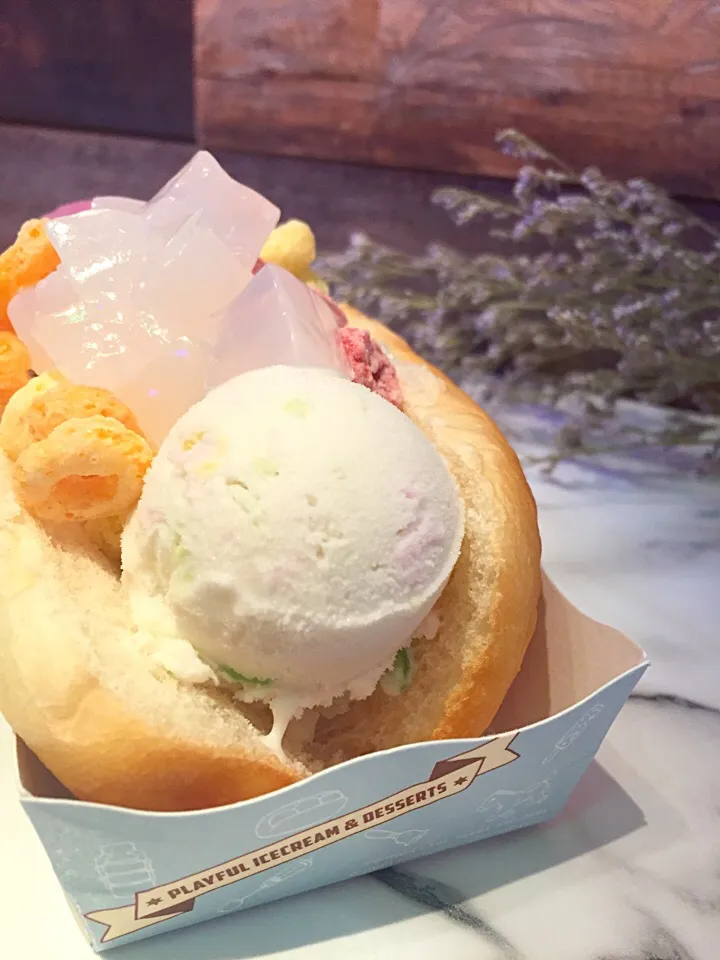 Coconut icecream on bread|PhUnGさん