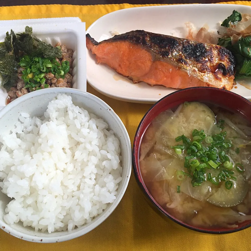 焼鮭、納豆、お浸し、お味噌汁|純さん