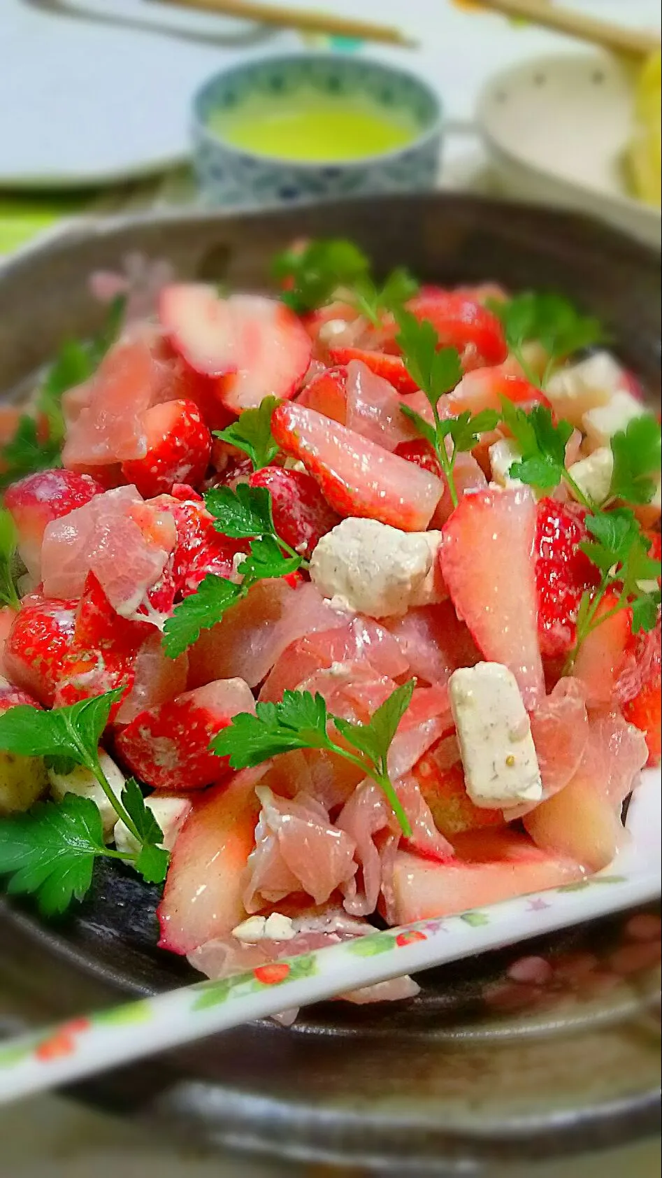 お呼ばれ🍴イチゴと生ハムとクリチのサラダ。|ちはるさん