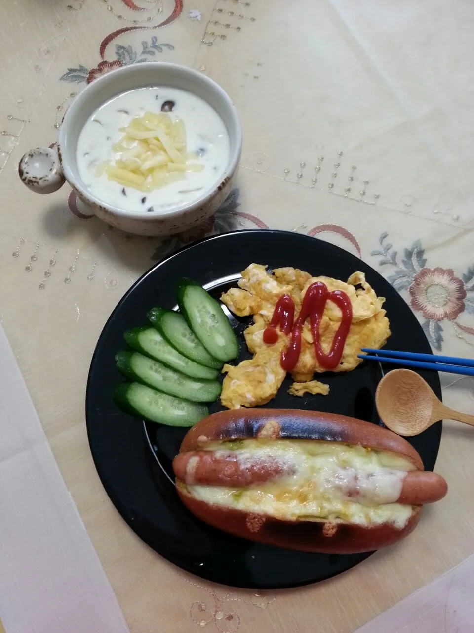 朝ごはん🍴
昔ながらのカレー味キャベツのホットドッグ
チーズのせキノコのクリームスープ|korinoさん