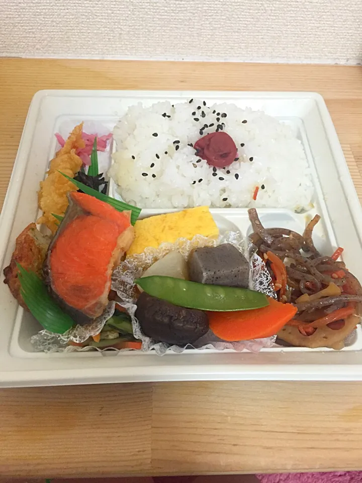 ファミマの12品の幕の内弁当|まみぱーさん