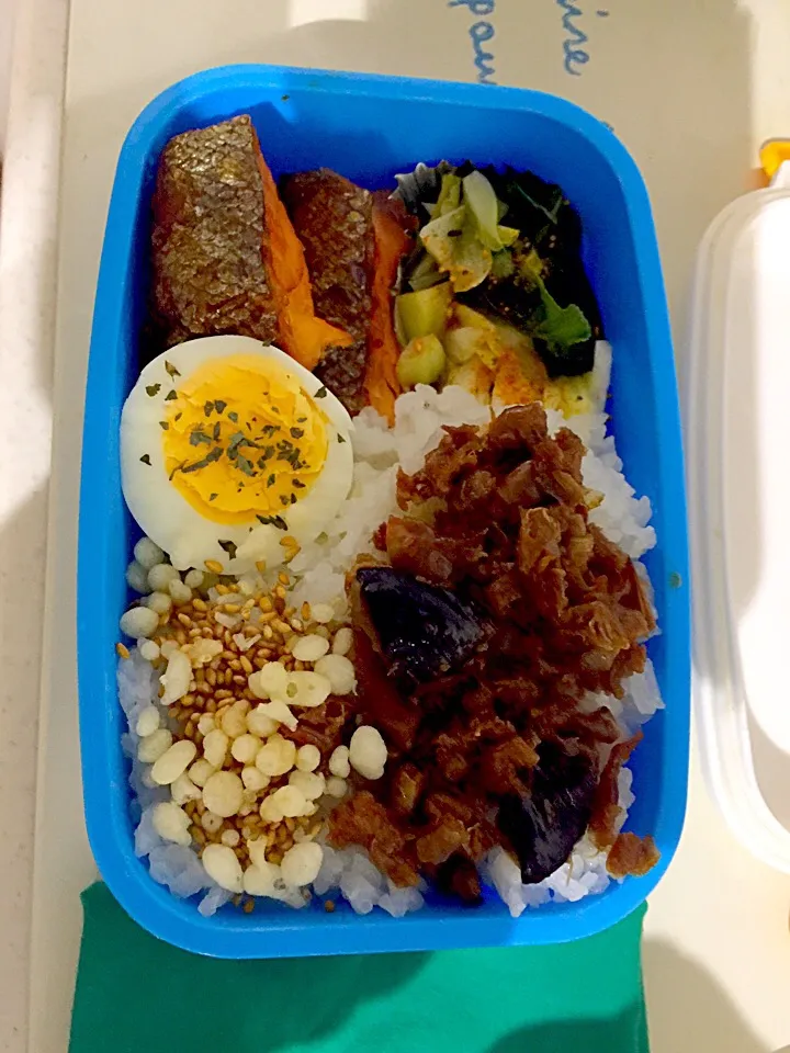 Snapdishの料理写真:パパお弁当🍱  焼き鮭  白菜小松菜の漬物  椎茸と小エビのつくだ煮  ゆで玉子  揚げ玉  炒りごま|ch＊K*∀o(^^*)♪さん