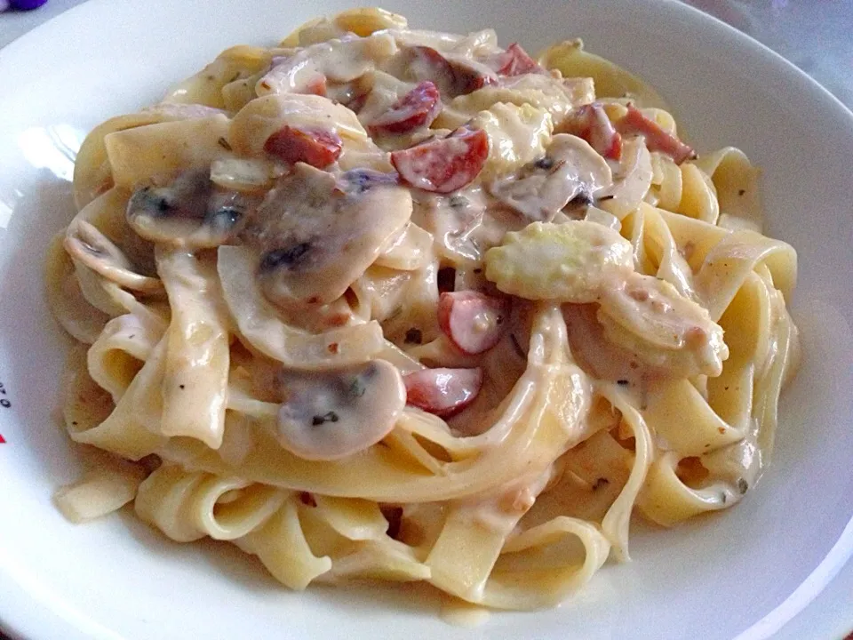 Tagliatelle with mushrooms, baby corn, onions and bits of kabanos sausage in a creamy Alfredo sauce|Emmaさん