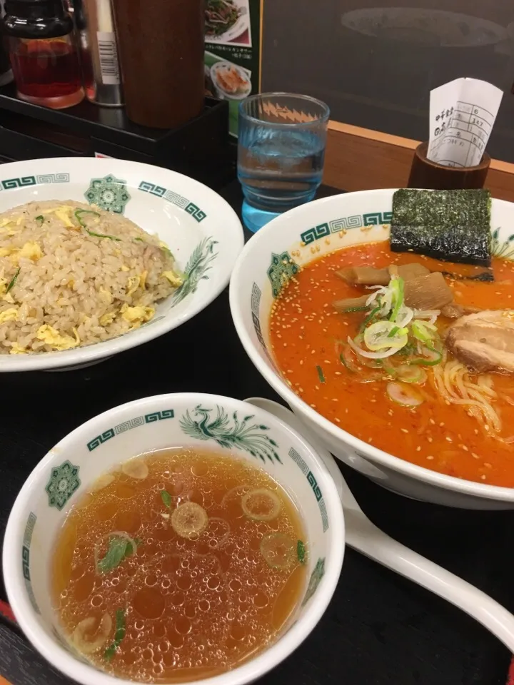 Snapdishの料理写真:ピリ辛豚骨ネギラーメン 大盛り チャーハン|Hajime Sakaiさん