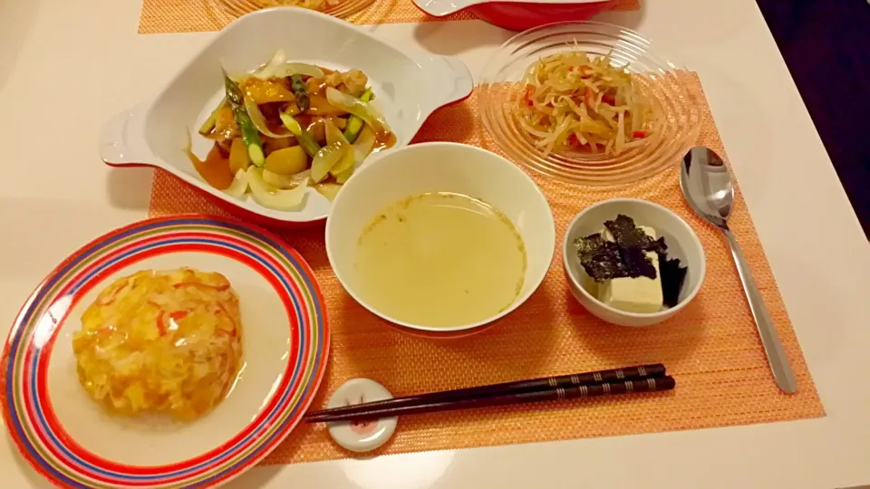 今日の夕食　天津飯、豚肉と野菜の黒酢あんかけ、もやしサラダ、大根の中華スープ、冷奴|pinknari🐰🌈さん