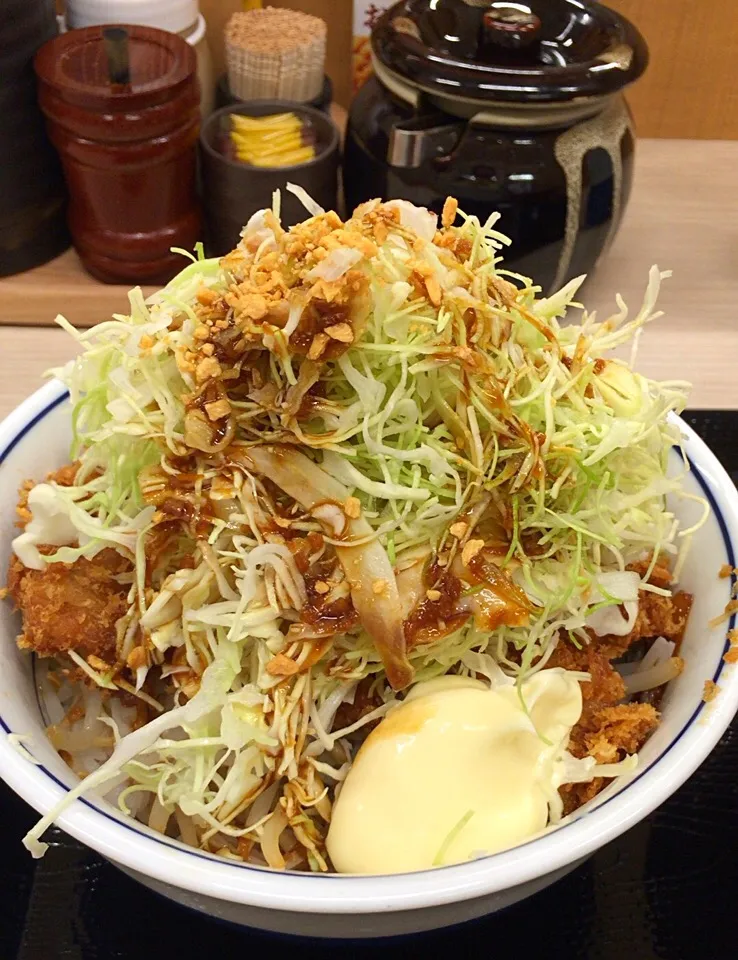 Snapdishの料理写真:たっぷり野菜のにんにく醤油
増し増しやさいのチキンカツ丼|るみおんさん