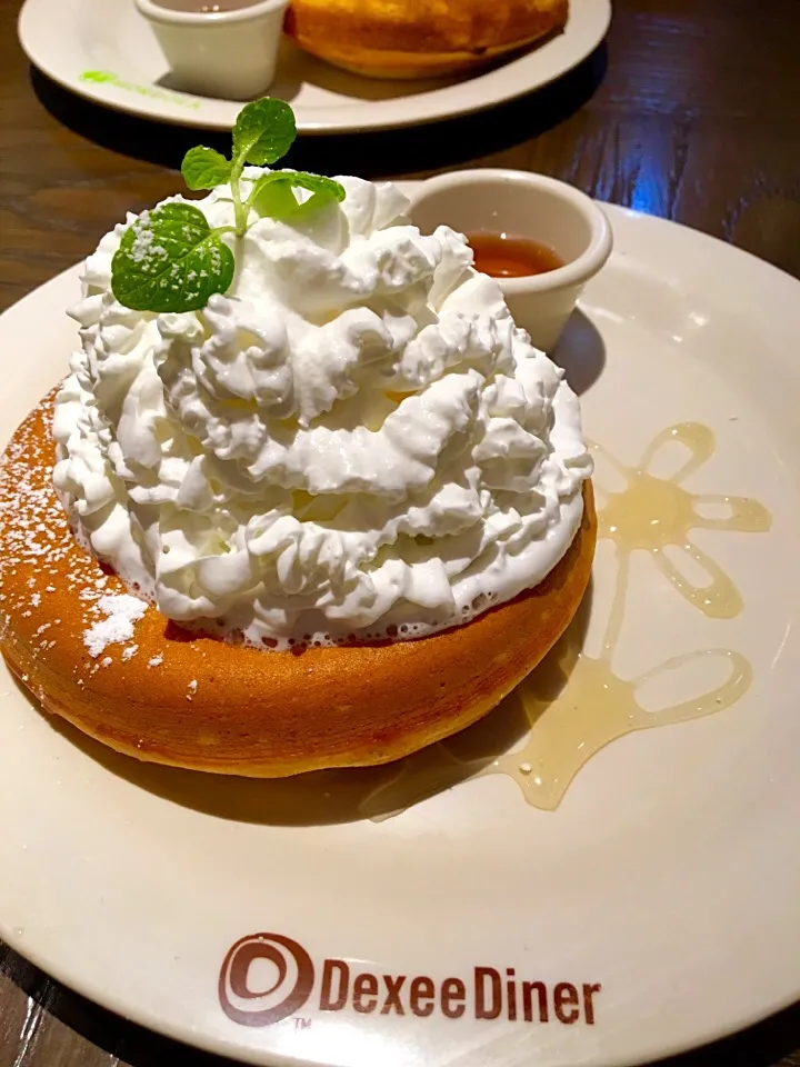 Snapdishの料理写真:パンケーキ  リッチバター＆ホイップ|もにもにかさん