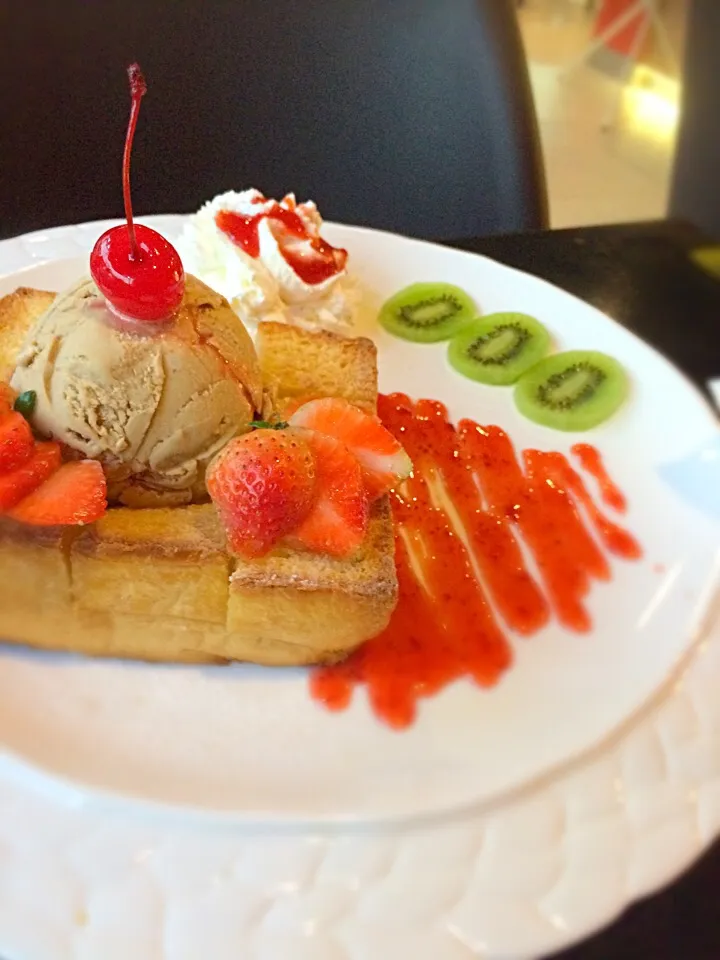 Strawberry toast@Huck Ice Cream, Huaikhwang BKK.|Chalinee Kalyanamitraさん