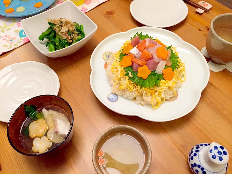 Snapdishの料理写真:3月2日の夜ご飯🌙🍚 初節句のごはん チラシ寿司、菜の花のからし和え、鯛のおすまし、花梅昆布茶|Sanjiさん