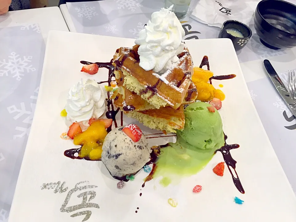 Snapdishの料理写真:Double scoops ice cream waffle|Sky Blueさん