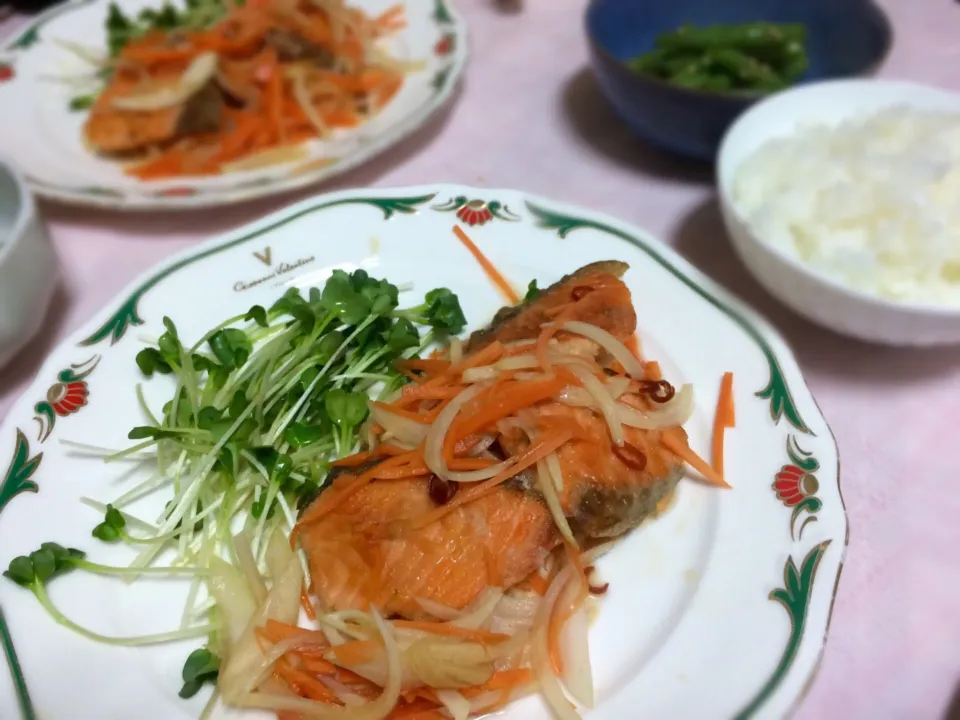 鮭の南蛮漬けとインゲンの胡麻和え。😊塩分控えた分お酢で、美味しい💕|ナタママさん