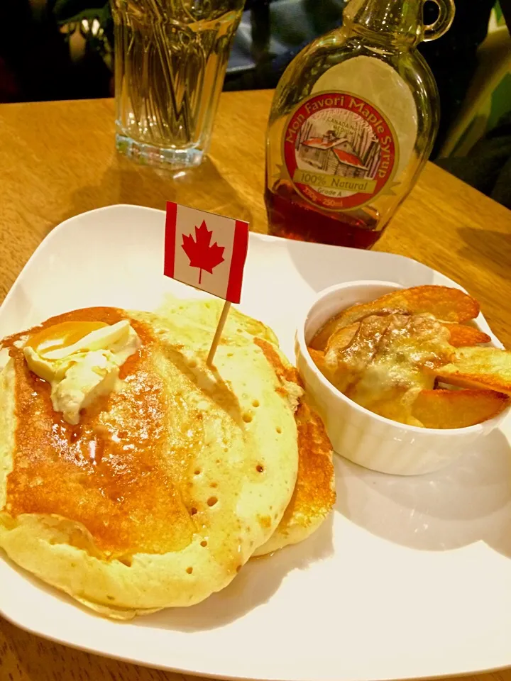 水曜夜カフェ⭐️ Maple syrup pancakes and poutine   カナダの集まりを開催した。 カナダセットを作ってみたよ。 メープルシロップかけパンケーキと、プーティン（フライドポテトのグレービーとチーズがけ）でした。 #cflat #cafe #OSAKA #shinsaibashi #心斎橋|心斎橋  C Flat Cafeさん