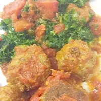 Meatballs in a tomato homemade sauce with kale.|vivianaさん