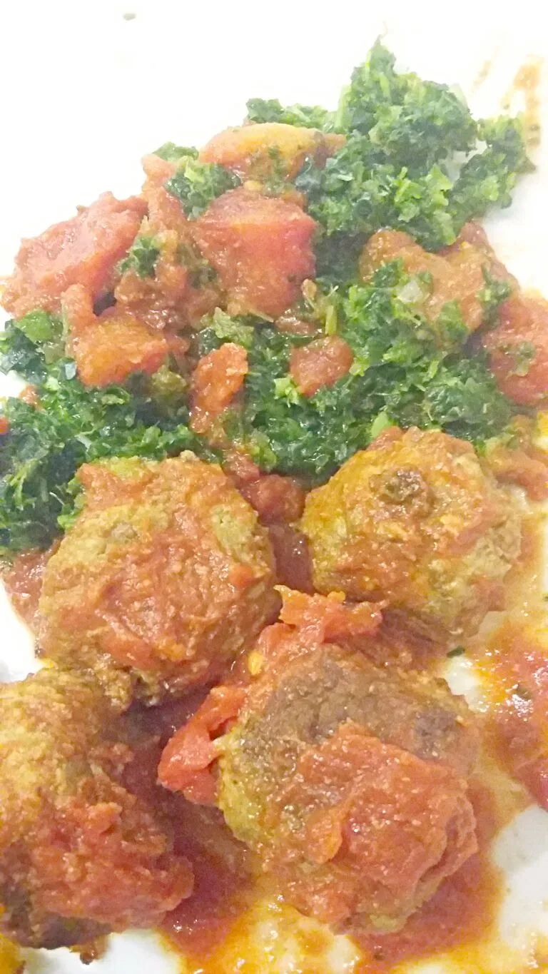 Meatballs in a tomato homemade sauce with kale.|vivianaさん