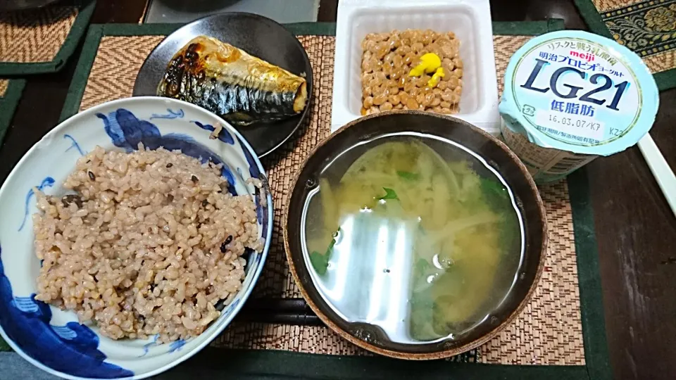 鯖塩焼き&納豆&玉ねぎと水菜の味噌汁|まぐろさん