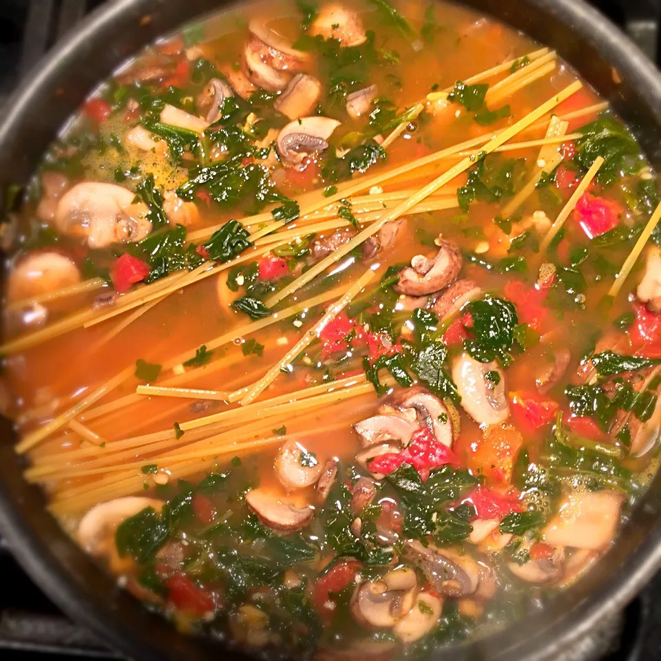 One pot pasta with clams, tomatoes, spinach, mushrooms, and garlic|jen schaeferさん