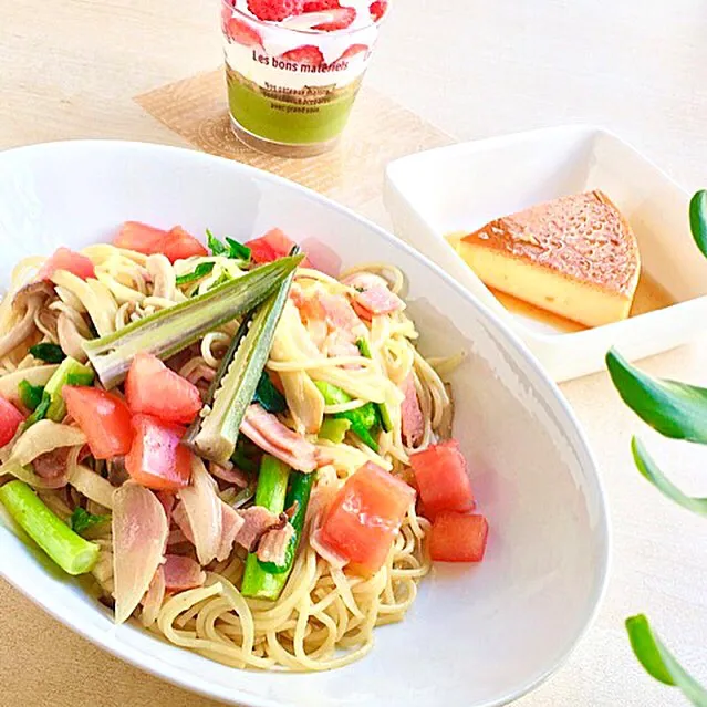 Bacon & vegetables pasta with anchovy sauce, Cup sweets for Girl's festival 
金曜カフェのトモさんのランチ。野菜とベーコンのアンチョビーソースパスタと、お雛祭りのスイーツ、焼きプリンも！|心斎橋  C Flat Cafeさん