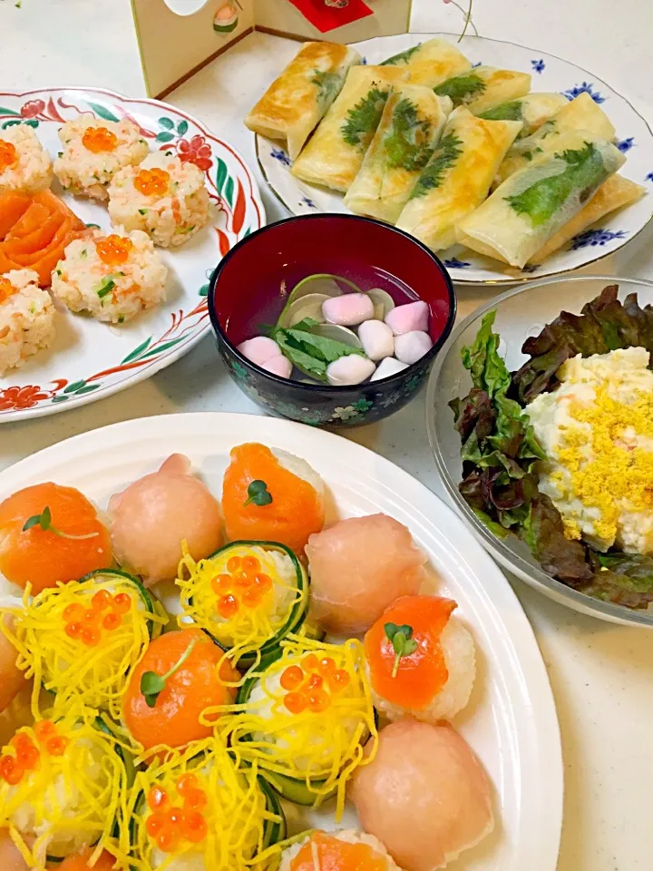 Snapdishの料理写真:雛祭り🌸手毬寿司、はまぐりのお吸い物、ササミチーズ紫蘇春巻き、ポテトサラダ🌸|Yuki Kawasumiさん