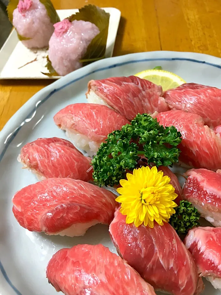 Snapdishの料理写真:マグロの頬肉のお寿司〜！|yuzuさん