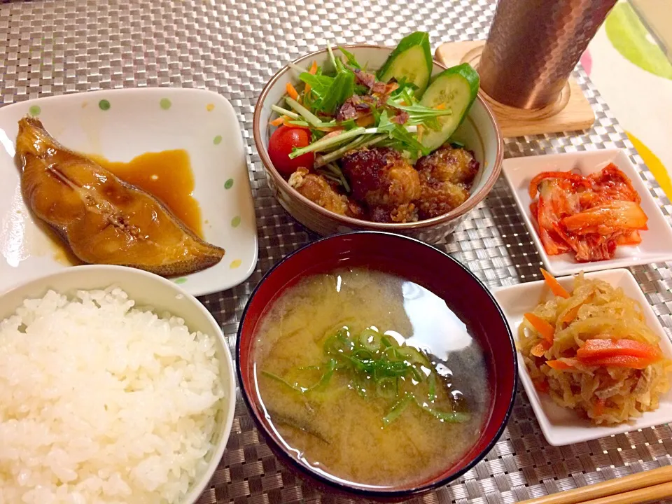 Snapdishの料理写真:今日の夜ごはん

○カレイの煮付け
○唐揚げ
○水菜と人参サラダ
○切り干し大根の煮物
○キムチ
○お味噌汁
○ごはん

唐揚げは昨日の残り物。
最近は揚げものもオーブンで出来る事を知り、オーブンフル活用😉|えりえいたさん