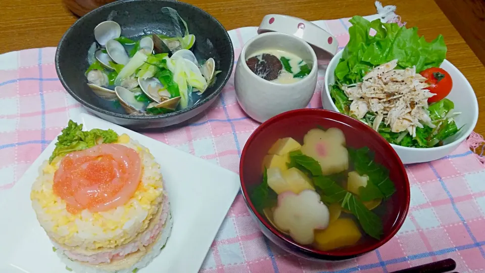 ひな祭り🎎
・押し寿司
・あさりのお吸い物
・あさりの酒蒸し
・チキンサラダ
・茶碗蒸し|あぁちゃんさん