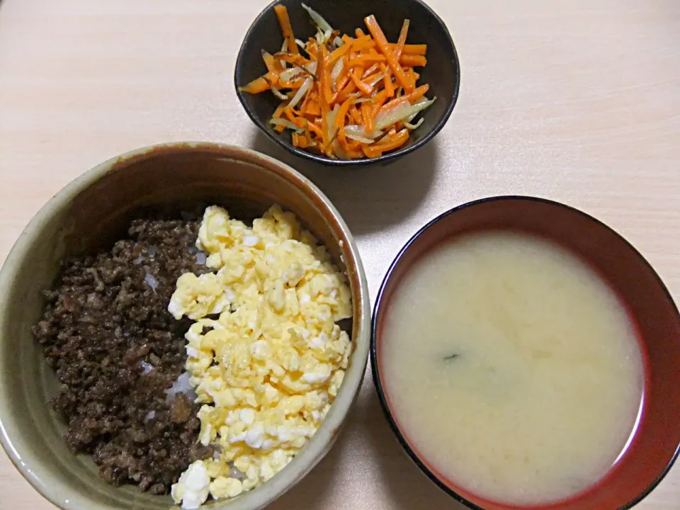 Snapdishの料理写真:１月２８日　そぼろ丼　大根の皮とにんじんのきんぴら　お味噌汁|いもこ。さん