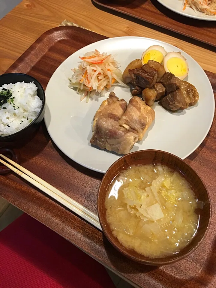 2016.2.27 晩御飯 
豚の角煮&豆腐の豚肉巻き 肉肉の日
大根サラダ&白菜の味噌汁|あっきーよさん