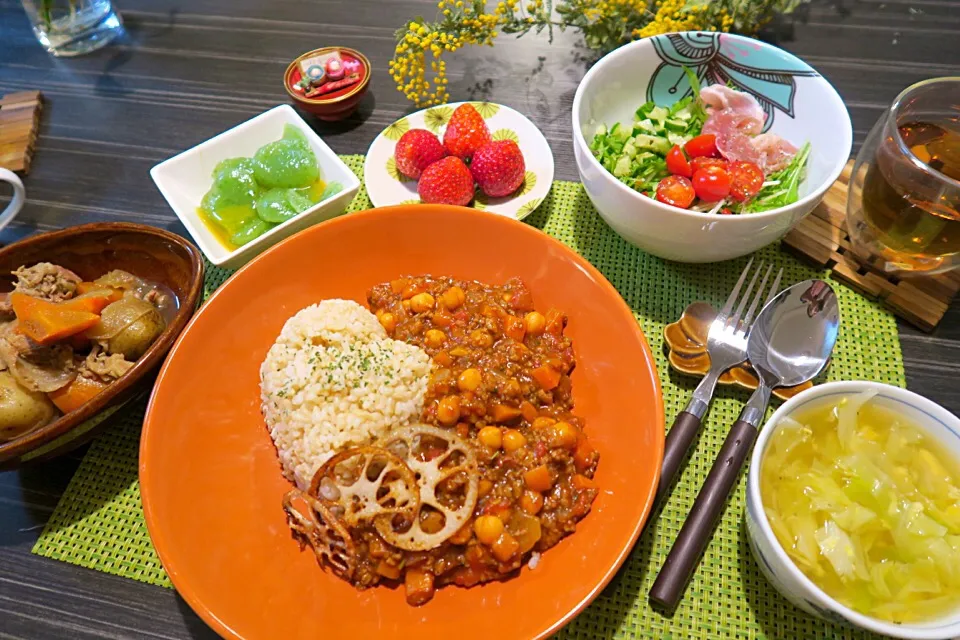 今夜はひよこ豆のスパイシーキーマカレー、肉じゃが、生ハムサラダ、刺身蒟蒻、卵スープ、デザートの苺です。|かれんさん