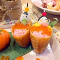 Snapdishの料理写真:お雛様いなり寿司！ピンクの桜海老ご飯で♡|たんぽぽさん