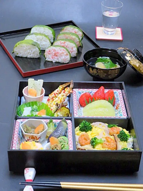 今晩は、ひなまつり弁当（海老と芽キャベツのあられ揚げ、花びら人参と独活のお浸し、独活の木の芽味噌和え、烏賊とわけぎのぬた和え、独活の味噌炒め、小茄子とたらの芽の揚げ浸し、寄せ卵、こごみの胡麻和え、ちらし寿司、メローフルーツ、ブランデー苺）、はまぐりの吸い物、目張り寿司（干し海老、ちりめんじゃこ）  何十年も3月3日の雛|akazawa3さん