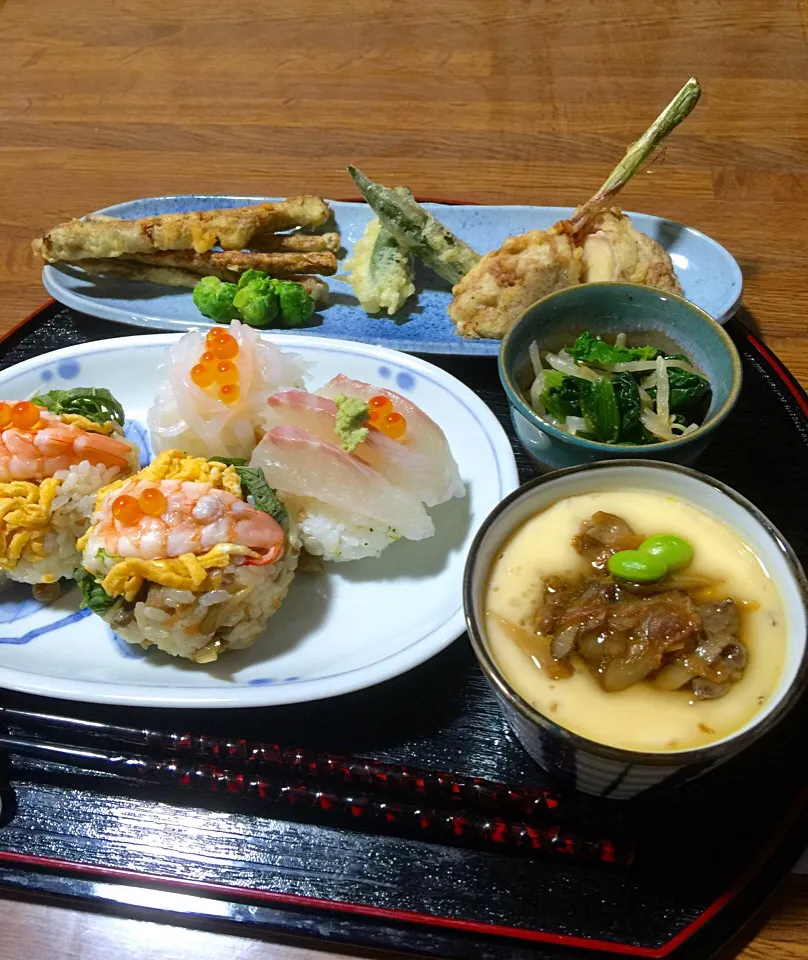 お疲れ様〜〜。鶏の混ぜご飯と鯛🐟イカ刺身で くずし寿司💕|keikoさん