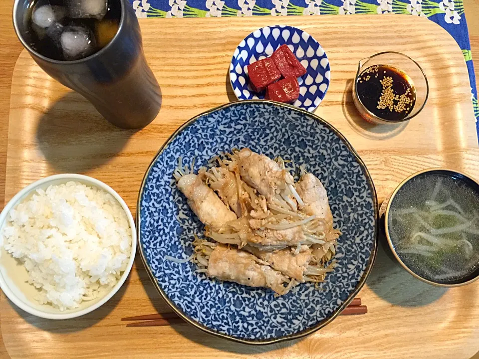 Snapdishの料理写真:モヤシの肉巻、赤こんにゃく、ワカメスープ✧*|Makiさん