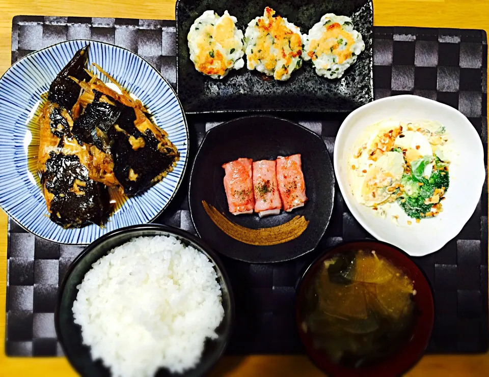 Snapdishの料理写真:カレイの煮付け、もちベーコン、はんぺんの大葉チーズ焼き、ブロッコリーと卵のサラダ、大根とわかめとえのきのお味噌汁|いちごさん