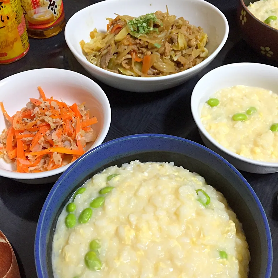 Snapdishの料理写真:今日の晩ご飯は、みそたま雑炊、肉野菜炒め、にんじんとツナのサラダ。|ゆえさん