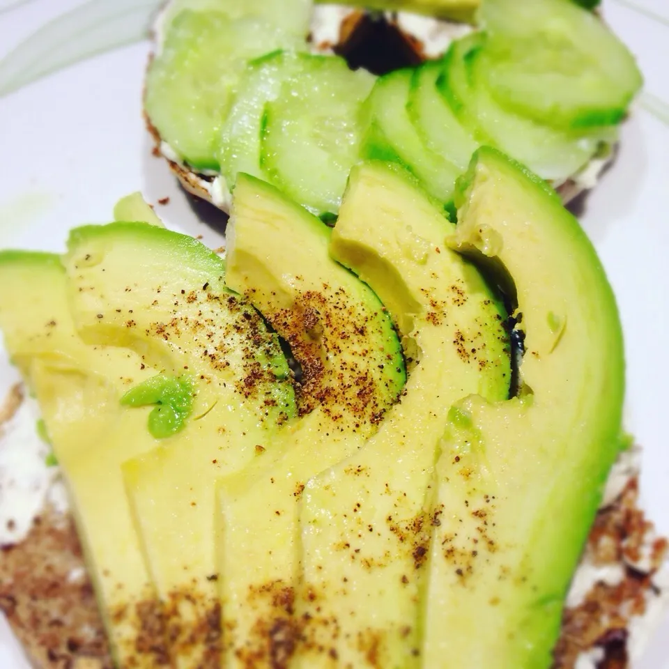 Cream cheese Avocado bagel sandwich|Allissa Zhaoさん