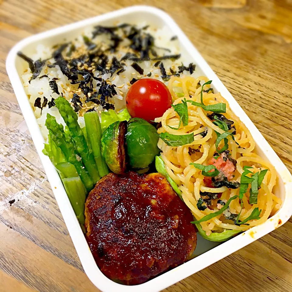 今日のお弁当
チーズインハンバーグ（チョイ爆発 笑）
タラコ大葉パスタ
芽キャベツのバター炒め
アスパラの塩茹で|akiさん