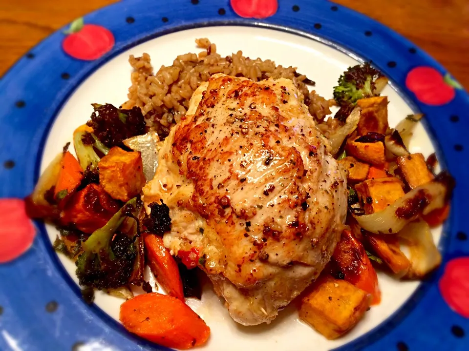 Basil, roasted red pepper, feta and quinoa stuffed chicken breast with roasted veggies and brown/wild rice|Casey Murrellさん