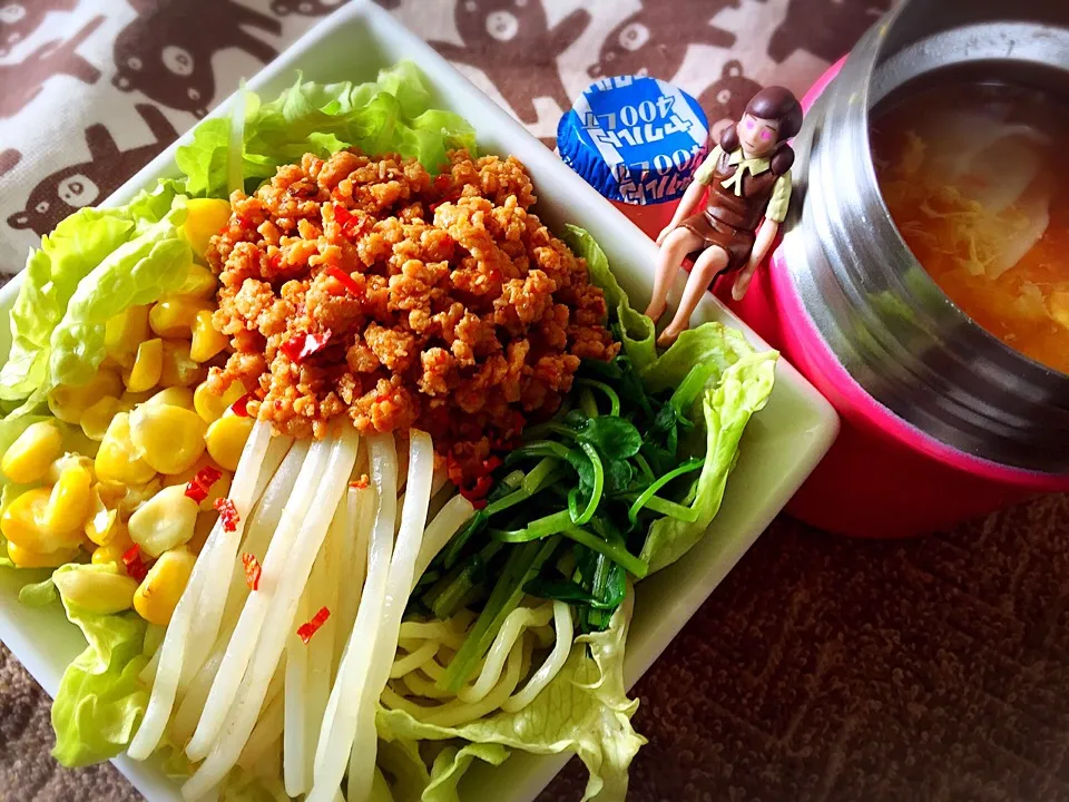 Snapdishの料理写真:鶏そぼろ坦々ラーメンサラダ&ごぼうとトマトのかき卵ワンタンスープお弁当♪|桃実さん