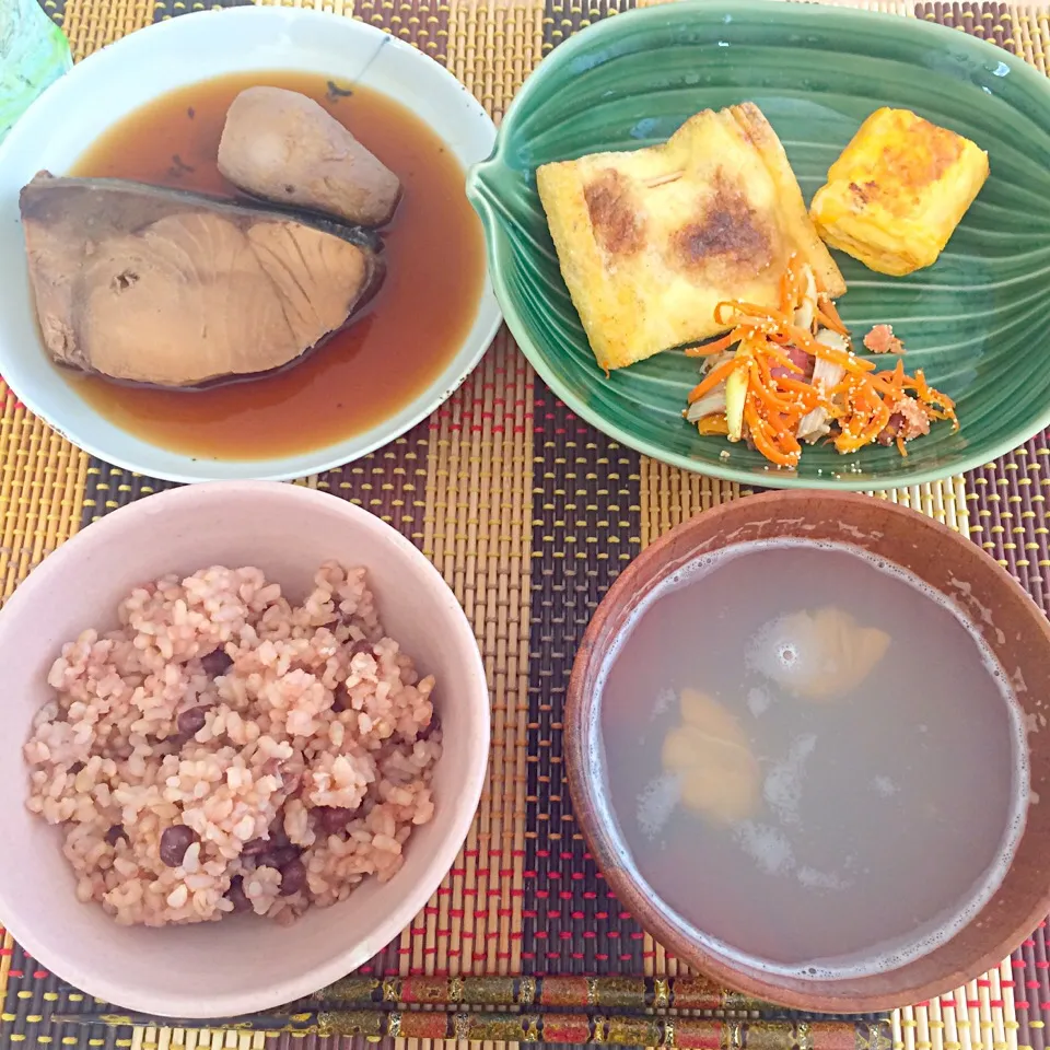 Snapdishの料理写真:今日のランチ

ブリの煮付け
油揚げのねぎ味噌ベーコンはさみ焼き
厚焼き玉子
蛤のお吸い物
酵素玄米|ショコラさん