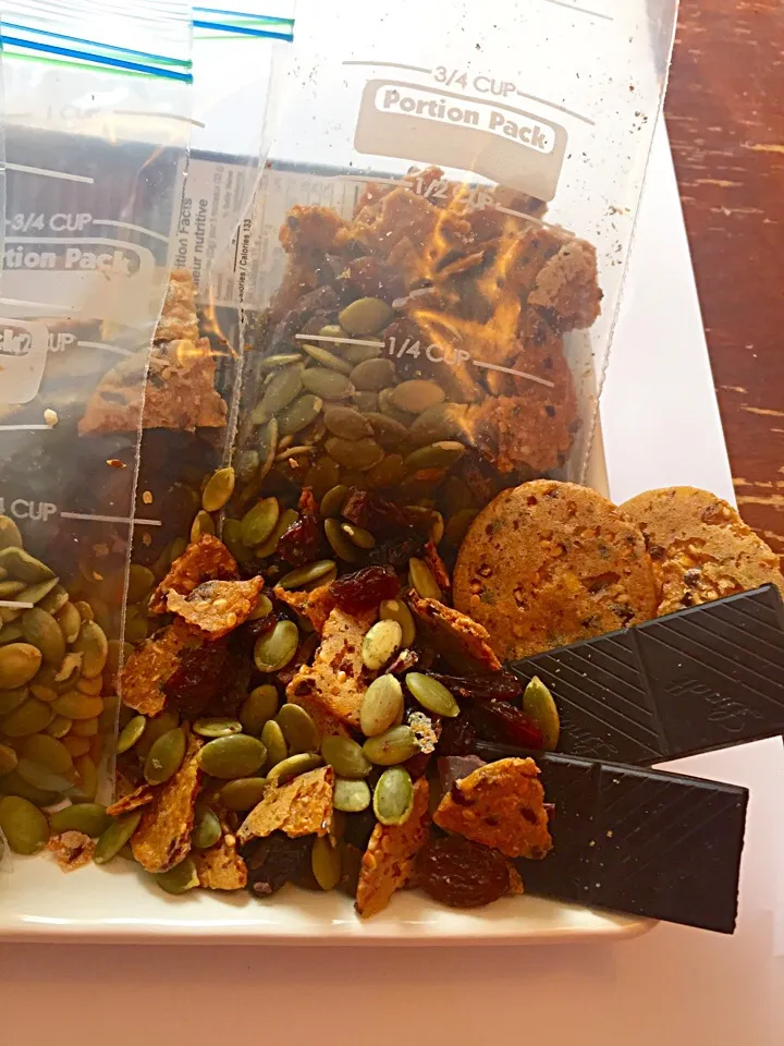 Snapdishの料理写真:Power snack - Mary's crackers, pumpkin seeds, raisins and dark chocolate|dee oさん