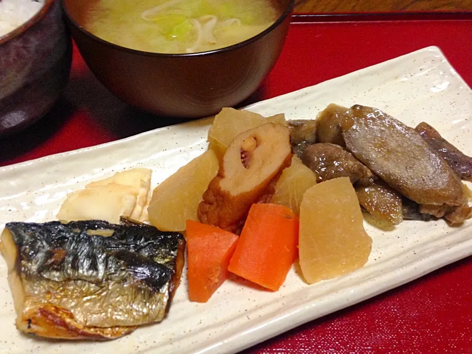 単身赴任の晩ごはん  焼き塩鯖 大根とイカ天の煮物 鳥牛蒡煮 キャベツの芯の味噌漬け 野菜たっぷり味噌汁 白飯|ぽんたさん