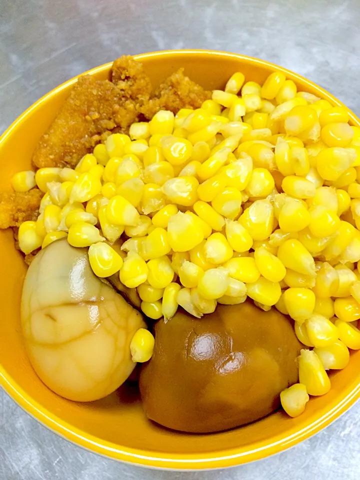 Paleo lunch ~ hard boiled herbs eggs, steam corn kernel with fried fish n chicken fillet|carolinaTさん