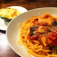 野菜たっぷりトマトソースパスタとアボカドチーズ焼き|sさん