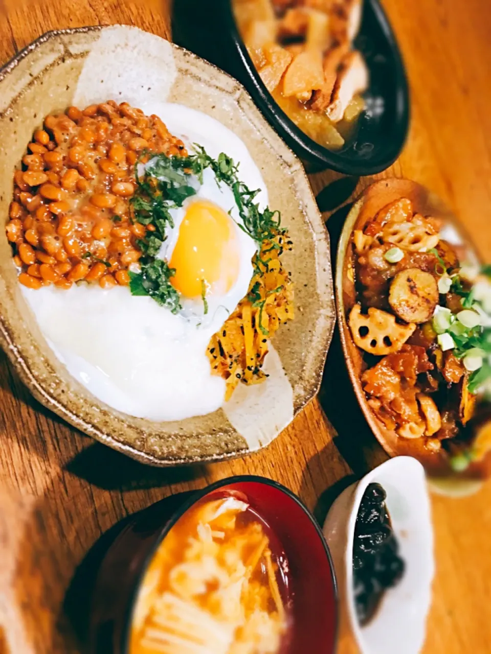 ねばねば丼とカリカリ豚肉と根菜のスタミナ炒め(●⁰ꈊ⁰●)|とーかさん