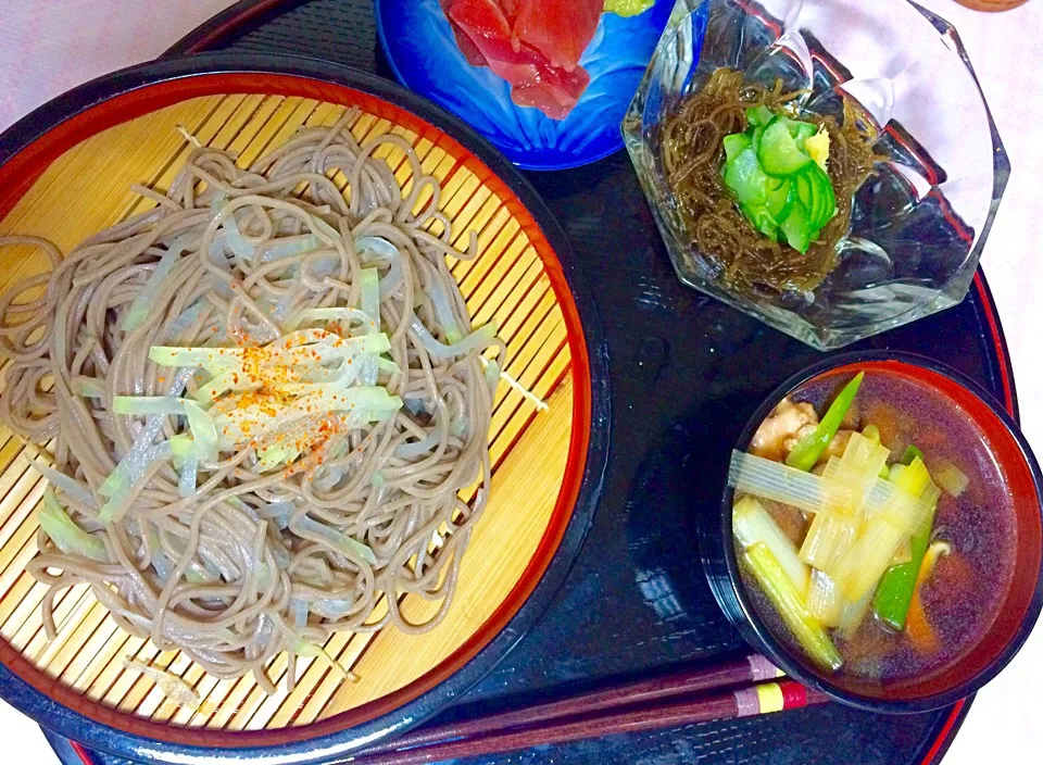 鳥南蛮蕎麦✨もずく、マグロ😊お蕎麦一人当たり乾麺60gのかさ増しに大根の千切りを最後の1分に一緒に茹でます。|ナタママさん