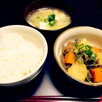 Snapdishの料理写真:肉じゃが
お味噌汁
ごはん|asukaさん